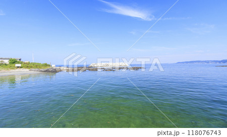 岩場の海岸と青い空(神奈川県横須賀市三浦半島荒崎海岸) 岩場の海岸と青い空(神奈川県横須賀市三浦半島荒崎海岸) 118076743