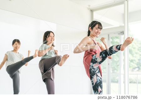 スポーツジムでキックボクササイズ・エクササイズする若いアジア人女性 118076786