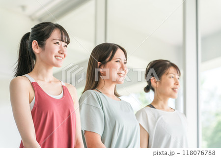スポーツジムでスポーツウェアを着てトレーニングする女性達 118076788