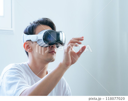 VRゴーグルで3D映像を操作する男性 VRゴーグルで3D映像を操作する男性 118077020