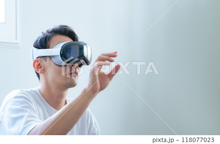 VRゴーグルで3D映像を操作する男性 118077023