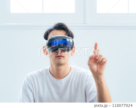 VRゴーグルで3D映像を操作する男性 118077024