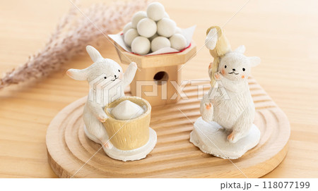 餅つきをしているウサギとお月見団子　お月見のイメージ写真 118077199