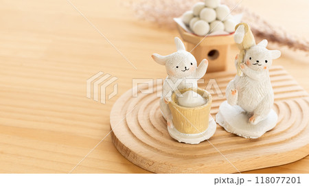 餅つきをしているウサギとお月見団子 お月見のイメージ写真 餅つきをしているウサギとお月見団子 お月見のイメージ写真 118077201