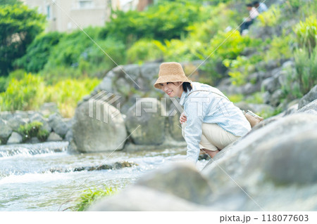 川辺で遊ぶ女性 旅行中の女性 休日を満喫する女性 川辺で遊ぶ女性 旅行中の女性 休日を満喫する女性 118077603