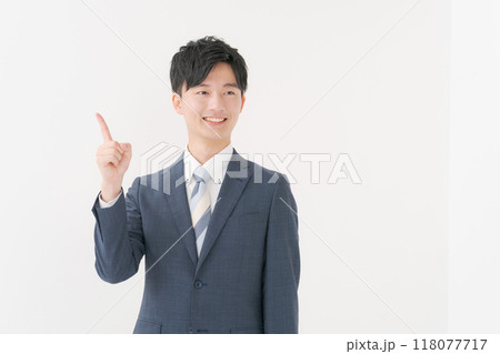 指差しするビジネスマン 指差しするビジネスマン 118077717