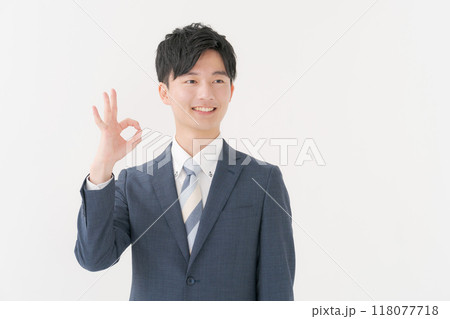 指でオーケーポーズをする男性 118077718