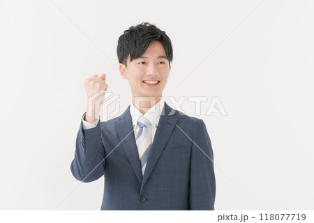 ガッツポーズをするスーツ姿の男性 ガッツポーズをするスーツ姿の男性 118077719