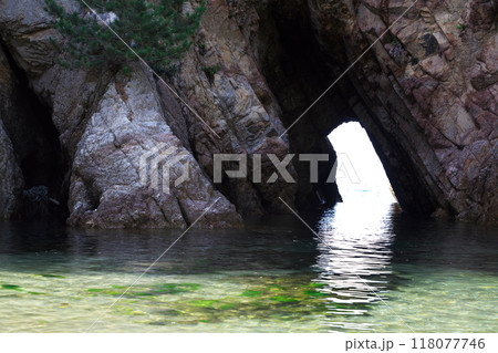 夏の鳥取県浦富海岸　小鴨ケ磯の洞門 118077746