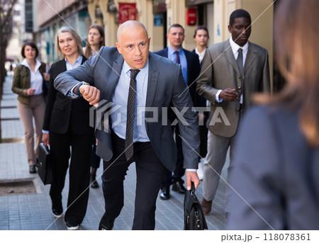 Man in business suit hurry up Man in business suit hurry up 118078361