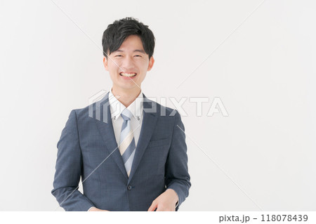 笑顔のスーツ姿の男性のポートレート 118078439