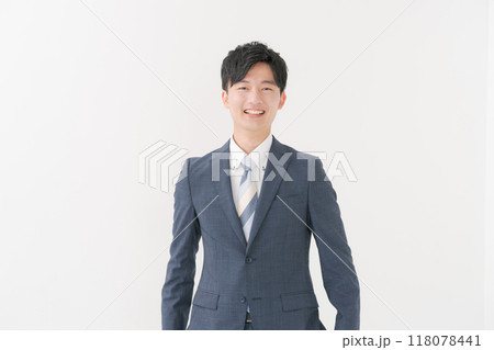 スーツ姿の男性のポートレート スーツ姿の男性のポートレート 118078441
