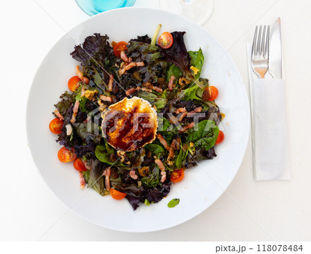 Goat cheese salad with ham and fresh vegetables 118078484
