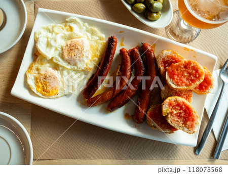 Fried eggs served with chistorra sausages Fried eggs served with chistorra sausages 118078568