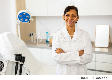 Latino american cosmetician welcoming to cosmetology clinic Latino american cosmetician welcoming to cosmetology clinic 118078652