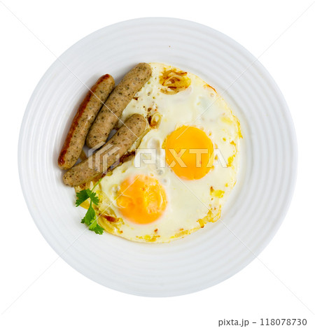Fried eggs with onions served with sausage 118078730