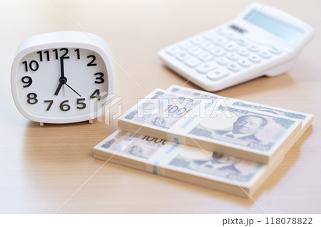 時計とお金　時間　7時　19時　7：00　19：00　 118078822
