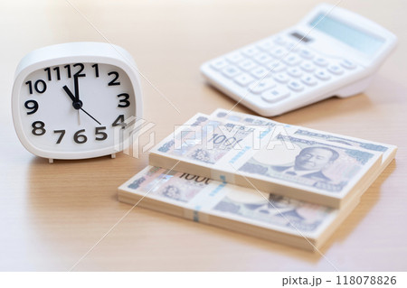 時計とお金　時間　11時　23時　11：00　23：00 118078826