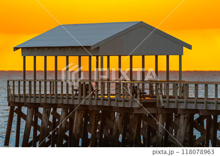 Henley Beach Jetty at sunset 118078963