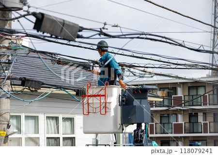 住宅街の電線を修理する作業員 住宅街の電線を修理する作業員 118079241