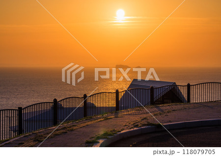 夕日に照らされる海と遠藤周作文学館 118079705