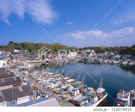 室津漁港と室津の伝統的な港町全景//景観形成地区/「瀬戸内海国立公園」 /兵庫県たつの市御津町 118079910
