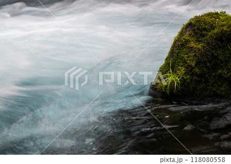 冬の菊池渓谷の水の流れが美しい渓谷美風景 冬の菊池渓谷の水の流れが美しい渓谷美風景 118080558