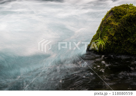 冬の菊池渓谷の水の流れが美しい渓谷美風景 冬の菊池渓谷の水の流れが美しい渓谷美風景 118080559