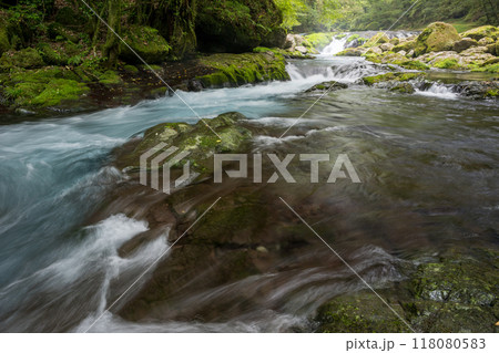冬の菊池渓谷の水の流れが美しい渓谷美風景 冬の菊池渓谷の水の流れが美しい渓谷美風景 118080583