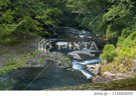 冬の菊池渓谷の水の流れが美しい渓谷美風景 118080609