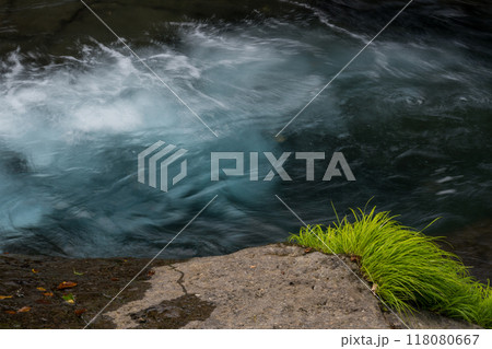 冬の菊池渓谷の水の流れが美しい渓谷美風景 118080667