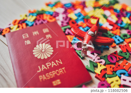 カラフルなアルファベットと日本国パスポート 118082506