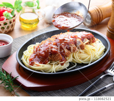 鉄板ナポリタンとカツレツ｜洋食ランチのあつあつイメージ トンカツパスタ （ スパカツ ） 118082521