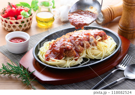 鉄板ナポリタンとカツレツ|洋食ランチのあつあつイメージ トンカツパスタ ( スパカツ ) 鉄板ナポリタンとカツレツ|洋食ランチのあつあつイメージ トンカツパスタ ( スパカツ ) 118082524