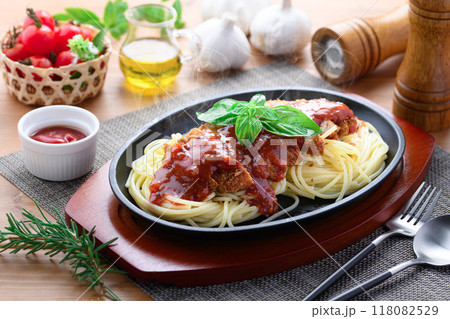 鉄板ナポリタンとカツレツ｜洋食ランチのあつあつイメージ トンカツパスタ （ スパカツ ） 118082529