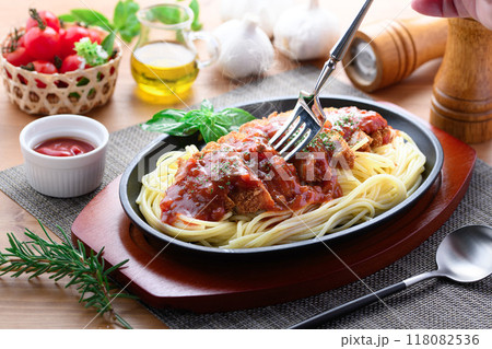 鉄板ナポリタンとカツレツ｜洋食ランチのあつあつイメージ トンカツパスタ （ スパカツ ） 118082536