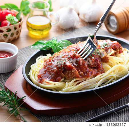 鉄板ナポリタンとカツレツ｜洋食ランチのあつあつイメージ トンカツパスタ （ スパカツ ） 118082537