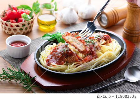 鉄板ナポリタンとカツレツ｜洋食ランチのあつあつイメージ トンカツパスタ （ スパカツ ） 118082538