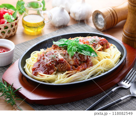 鉄板ナポリタンとカツレツ｜洋食ランチのあつあつイメージ トンカツパスタ （ スパカツ ） 118082549