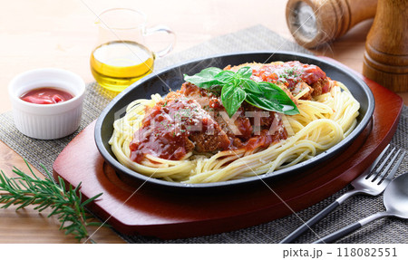 鉄板ナポリタンとカツレツ｜洋食ランチのあつあつイメージ トンカツパスタ （ スパカツ ） 118082551