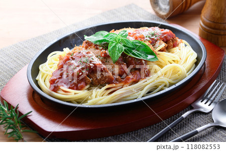 鉄板ナポリタンとカツレツ｜洋食ランチのあつあつイメージ トンカツパスタ （ スパカツ ） 118082553