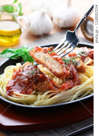 鉄板ナポリタンとカツレツ｜洋食ランチのあつあつイメージ トンカツパスタ （ スパカツ ） 118082554