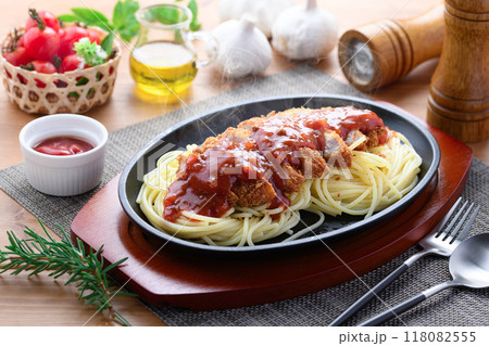 鉄板ナポリタンとカツレツ|洋食ランチのあつあつイメージ トンカツパスタ ( スパカツ ) 鉄板ナポリタンとカツレツ|洋食ランチのあつあつイメージ トンカツパスタ ( スパカツ ) 118082555