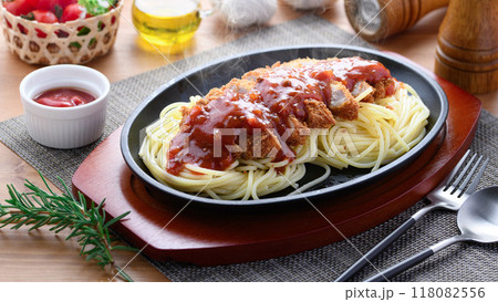 鉄板ナポリタンとカツレツ|洋食ランチのあつあつイメージ トンカツパスタ ( スパカツ ) 鉄板ナポリタンとカツレツ|洋食ランチのあつあつイメージ トンカツパスタ ( スパカツ ) 118082556