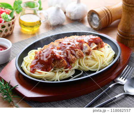 鉄板ナポリタンとカツレツ｜洋食ランチのあつあつイメージ トンカツパスタ （ スパカツ ） 118082557