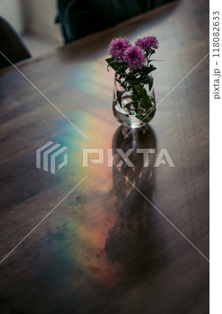 テーブルに映る虹色の光と花瓶に飾られた紫の花 テーブルに映る虹色の光と花瓶に飾られた紫の花 118082633