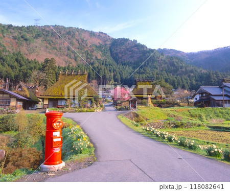 鯖街道、美山かやぶきの里の春景色「国指定重要伝統的建造物群保存地区」/レトロな赤い丸ポスト 鯖街道、美山かやぶきの里の春景色「国指定重要伝統的建造物群保存地区」/レトロな赤い丸ポスト 118082641