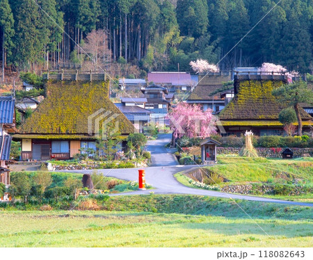 鯖街道、美山かやぶきの里の春景色「国指定重要伝統的建造物群保存地区」/レトロな赤い丸ポスト 鯖街道、美山かやぶきの里の春景色「国指定重要伝統的建造物群保存地区」/レトロな赤い丸ポスト 118082643