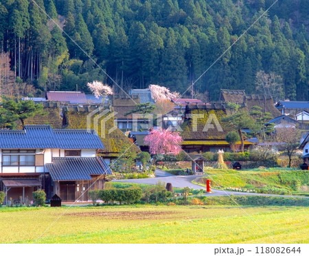 鯖街道、美山かやぶきの里の春景色「国指定重要伝統的建造物群保存地区」/レトロな赤い丸ポスト 鯖街道、美山かやぶきの里の春景色「国指定重要伝統的建造物群保存地区」/レトロな赤い丸ポスト 118082644