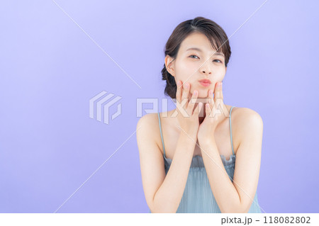 パープルバックでスキンケアをする若い女性 パープルバックでスキンケアをする若い女性 118082802